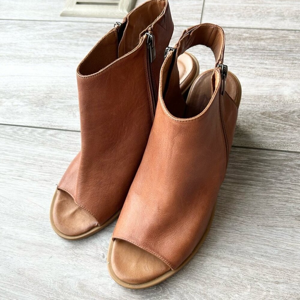 Moda in Pelle Tan Leather Open Toe Double Zippers Cut Out Booties